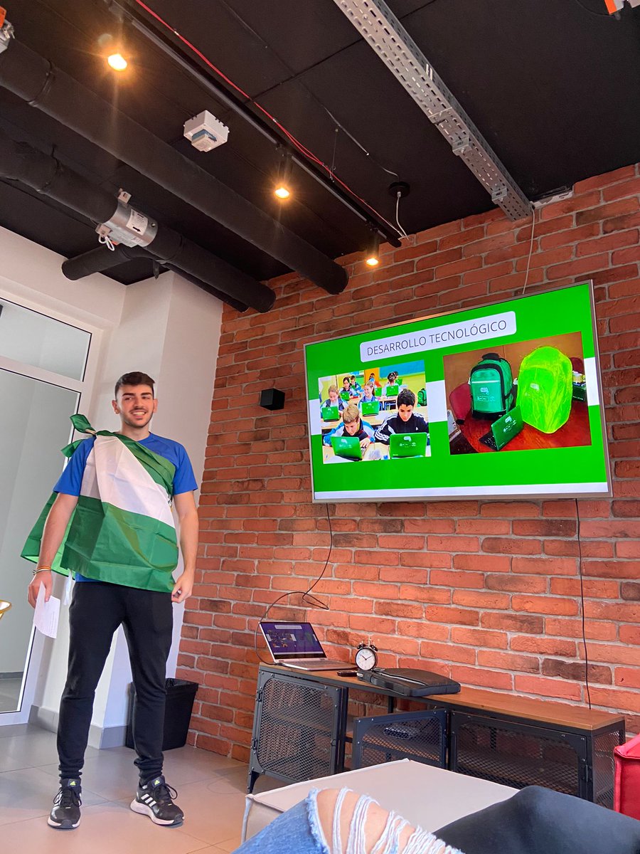 Hoy he hecho una exposición en mi resi de Cracovia sobre Andalucía y no me he podido reir más, Feliz Dia de Andalucía 💚🤍💚