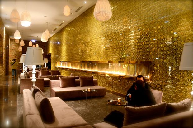 CharterSills's tweet photo. The cozy golden glow of the Radisson Blu Aqua lobby. https://t.co/RZIUSp0GFt