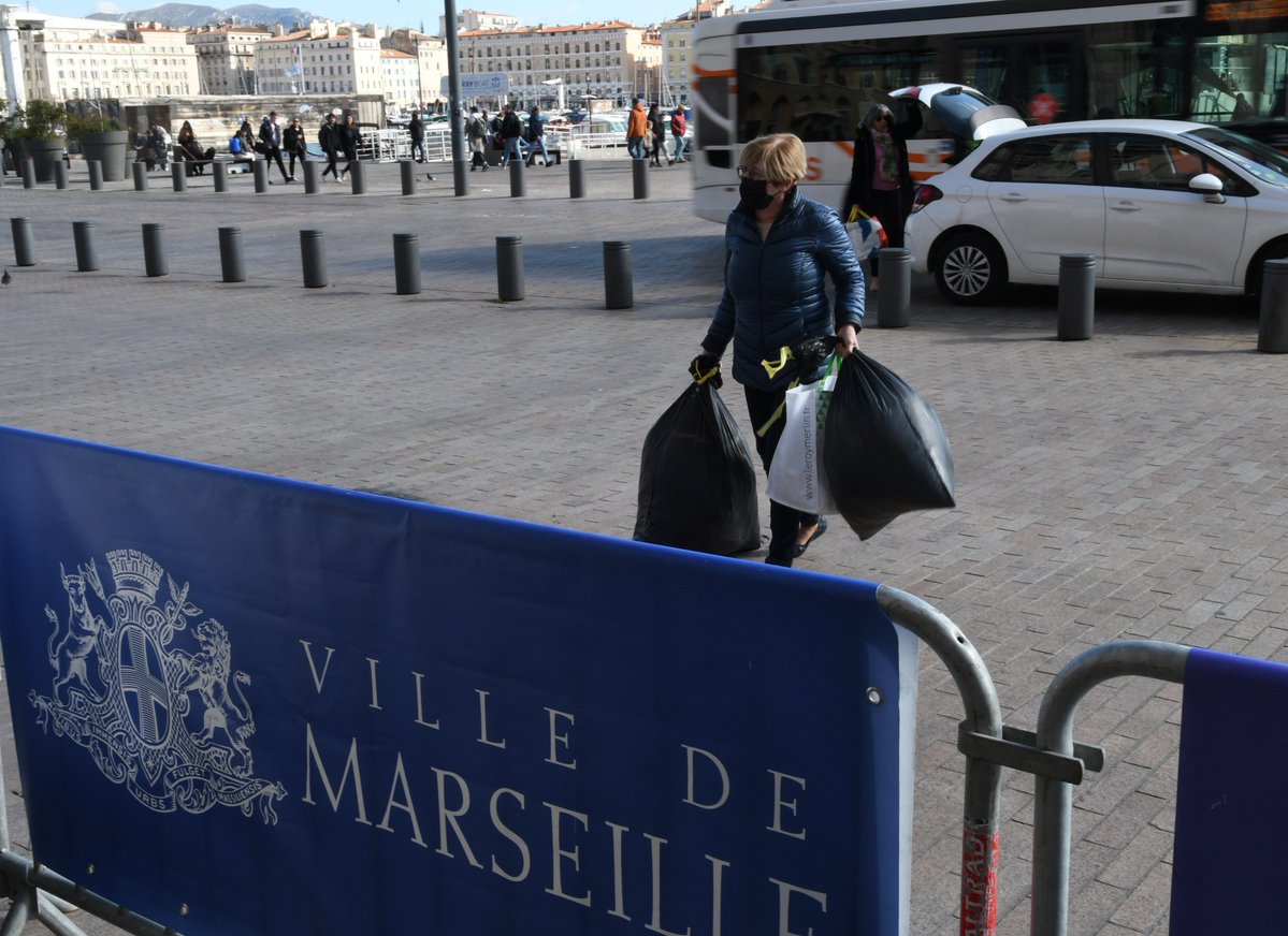 marseille's tweet photo. #SolidaritéUkraine | 🇺🇦 La Mairie de Marseille organise une collecte de dons à l’Hôtel de Ville en faveur de l'#Ukraine :
🗓️Du lundi au samedi
🕑De 9h à 19h
Vous souhaitez y participer ? Retrouvez la liste des produits acceptés👉https://t.co/ZH38eyguKH https://t.co/k9b5eDCgUJ