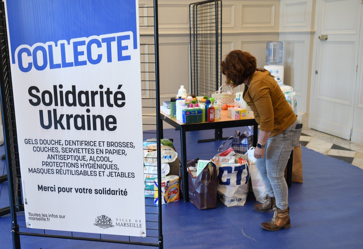 marseille's tweet photo. #SolidaritéUkraine | 🇺🇦 La Mairie de Marseille organise une collecte de dons à l’Hôtel de Ville en faveur de l'#Ukraine :
🗓️Du lundi au samedi
🕑De 9h à 19h
Vous souhaitez y participer ? Retrouvez la liste des produits acceptés👉https://t.co/ZH38eyguKH https://t.co/k9b5eDCgUJ