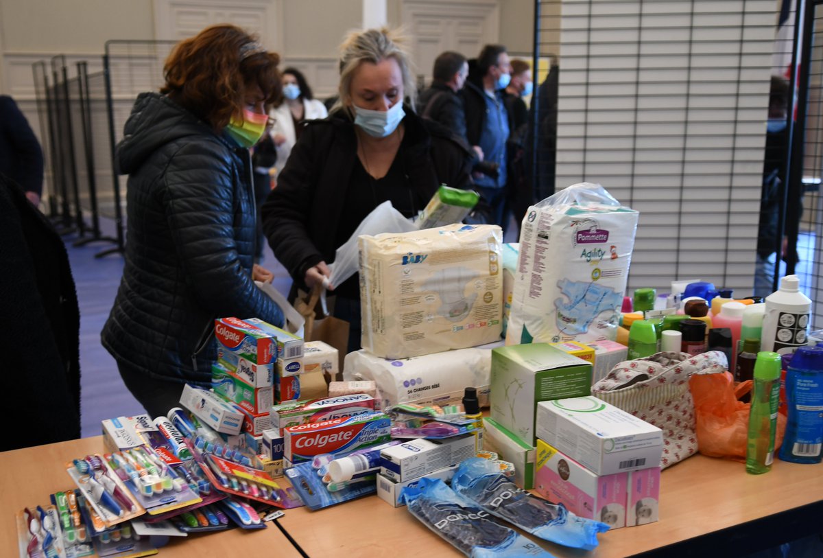 marseille's tweet photo. #SolidaritéUkraine | 🇺🇦 La Mairie de Marseille organise une collecte de dons à l’Hôtel de Ville en faveur de l'#Ukraine :
🗓️Du lundi au samedi
🕑De 9h à 19h
Vous souhaitez y participer ? Retrouvez la liste des produits acceptés👉https://t.co/ZH38eyguKH https://t.co/k9b5eDCgUJ