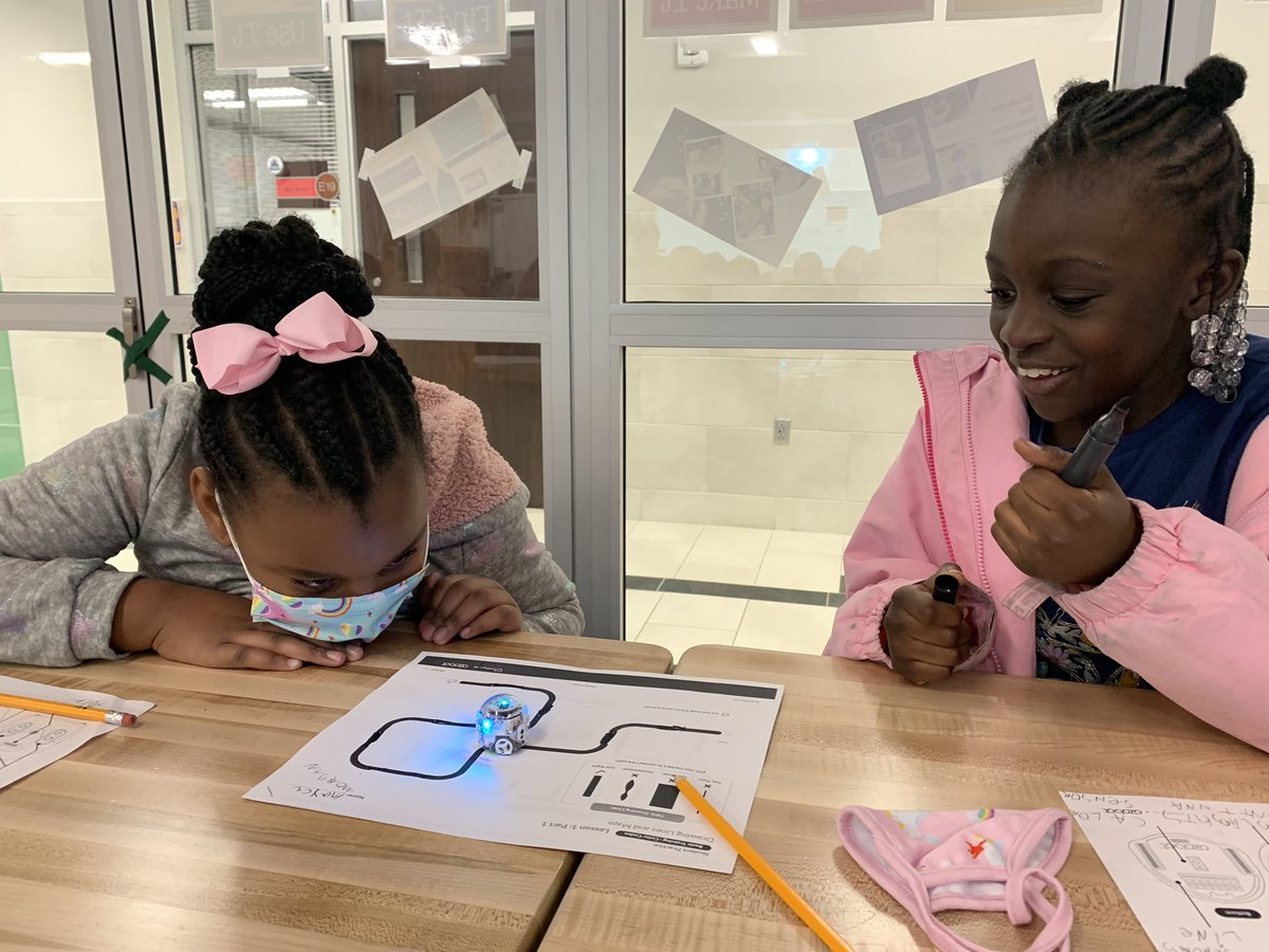 KeithK_TechCE's tweet photo. @MrsWilliams_CE learning what robots are, their parts, sensors, labeling a robot and then exploring the line following sensor. @Ozobot s are so fun. @HumbleISD_CE @ElizabethFagen @LuciSchulz1 #LightTheWay @HumbleISD_DDI https://t.co/tUiGA360GO