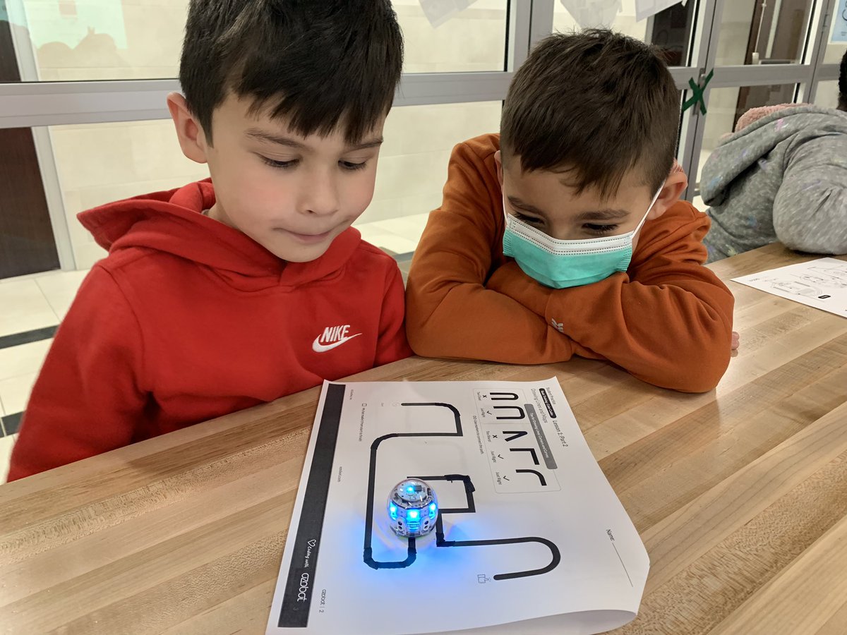 KeithK_TechCE's tweet photo. @MrsWilliams_CE learning what robots are, their parts, sensors, labeling a robot and then exploring the line following sensor. @Ozobot s are so fun. @HumbleISD_CE @ElizabethFagen @LuciSchulz1 #LightTheWay @HumbleISD_DDI https://t.co/tUiGA360GO
