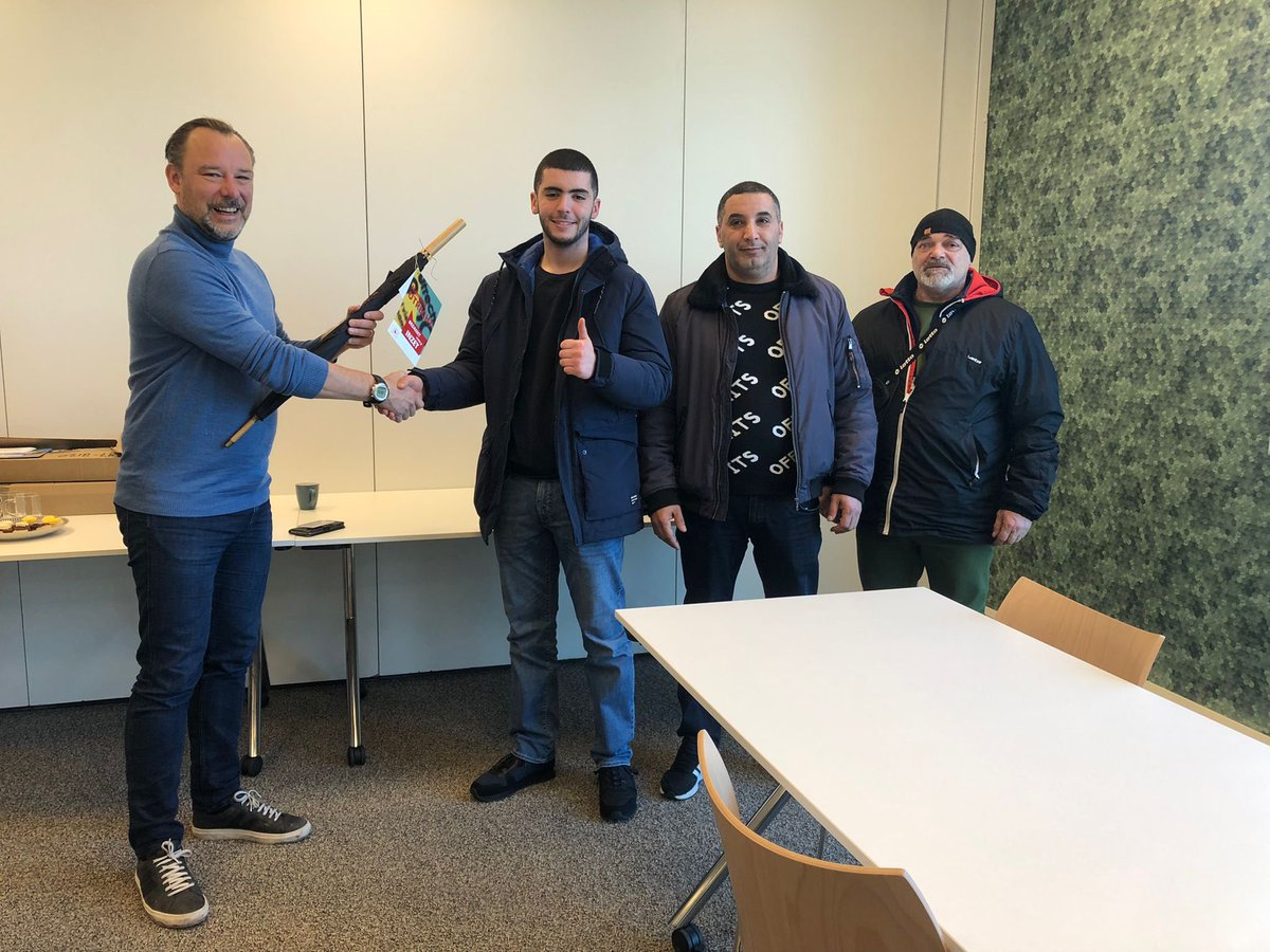 KlaasVerschuure's tweet photo. De jaarwisseling verliep in Noordwest dit jaar vrij rustig. Dat hebben we grotendeels te danken aan onze #stadsmakers, de mensen die zich het hele jaar vrijwillig inzetten voor een veilige wijk. Als teken van onze grote #dank kregen zij vandaag als eersten een #Utrecht900 paraplu https://t.co/oqABpZkmBV
