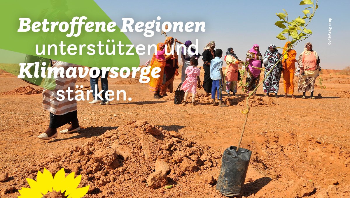 Im Vordergrund steht ein Baumsetzling auf aufgeworfener Erde. Im Hintergrund ist eine Gruppe von Menschen in bunten Gewändern zu sehen. Sie tragen Schippen und haben einen kleinen Baum gepflanzt. Eine Frau bewegt sich nach links aus dem Bild raus. In der linken oberen Bildecke steht: Betroffene Regionen unterstützen und Klimavorsorge stärken.