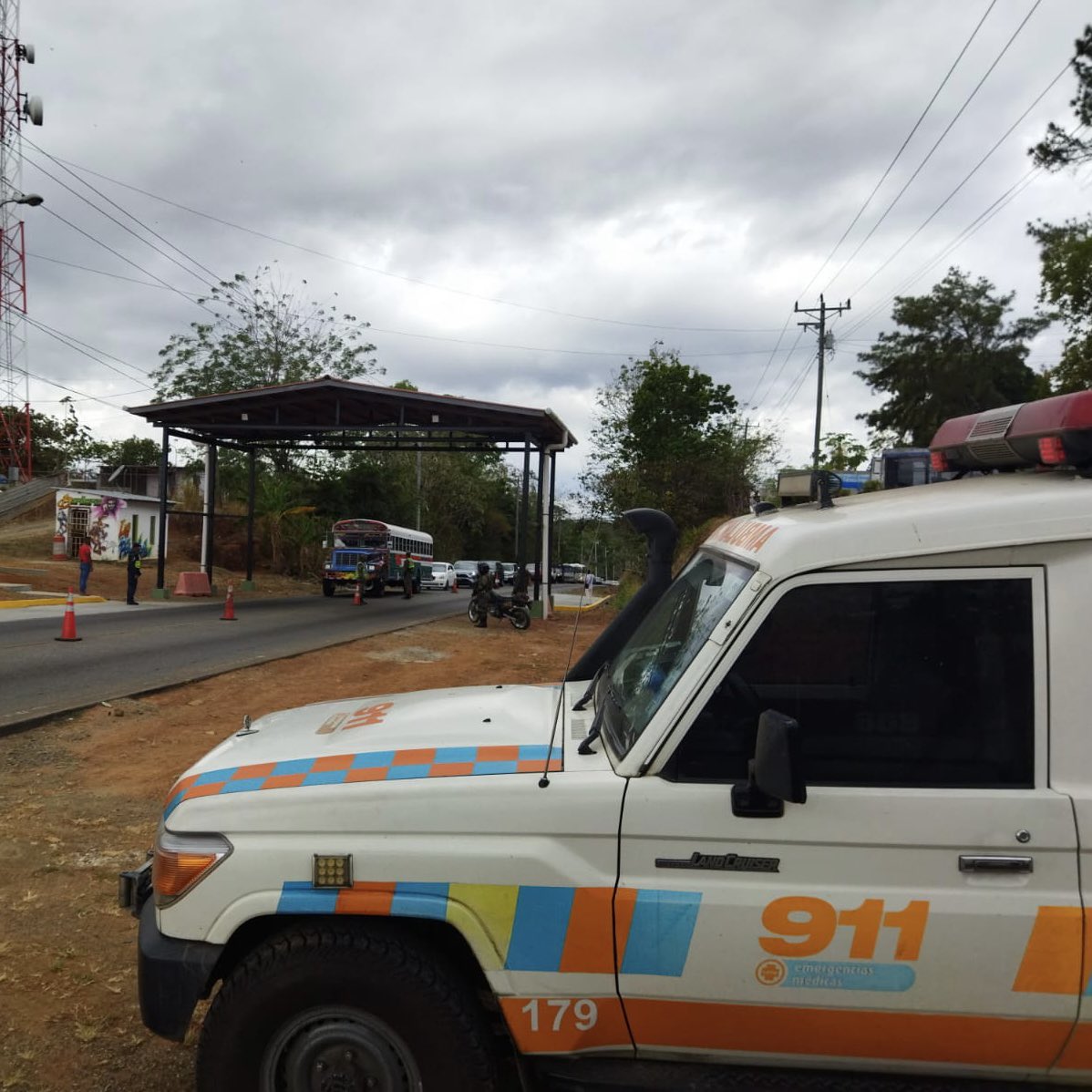 SUME911's tweet photo. Nuestros Técnicos de Urgencias Médicas (TUM) se encuentran vigilantes en el área de Chepo, a lo largo de la #OperaciónKairosFaseII https://t.co/hQLBTLOZH8