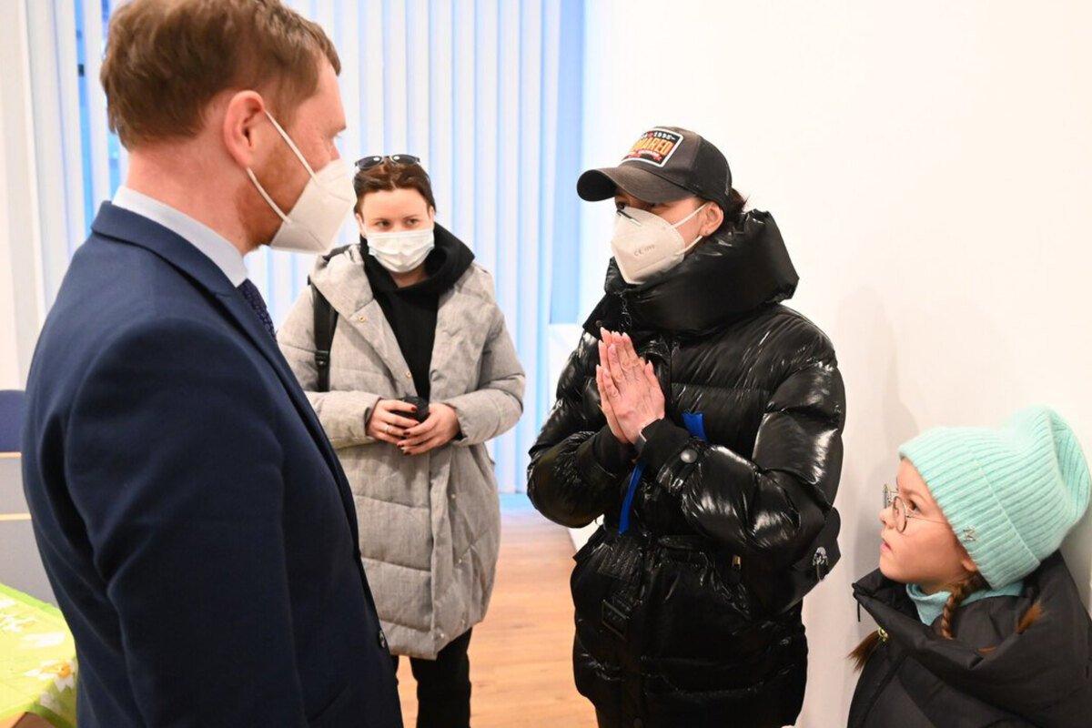 TAG24Sachsen's tweet image. Kretschmer trifft Flüchtlinge aus der Ukraine und sichert ihnen Hilfe zu. #MichaelKretschmer tag24.de/nachrichten/po…