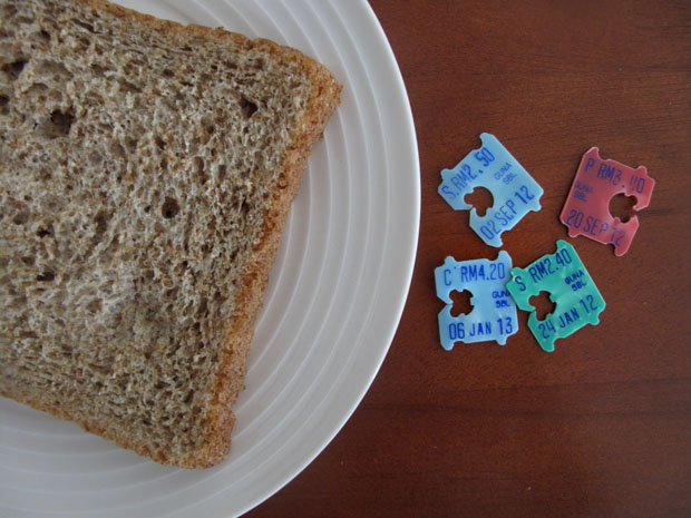 🍞🖇️
Floyd G. Paxton invented the bread clip while he was on a flight home in 1952. He opened a bag of peanuts and realized he had no way of closing it. He found an expired credit card in his wallet and carved the first bread clip with a small penknife.
 #CGC #NFTs #food #cafe