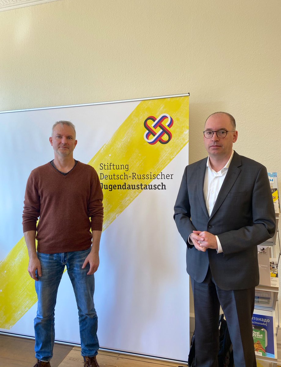 Zum spontanen Besuch bei der Stiftung Deutsch-Russischer Jugendaustausch in meinem Wahlkreis in Hamburg. Wie der @Bundeskanzler sagte: „Putins Krieg darf nicht alte Wunden aufreißen. Die Aussöhnung zwischen Deutschland und Russland ist ein wichtiges Kapitel der Geschichte.“