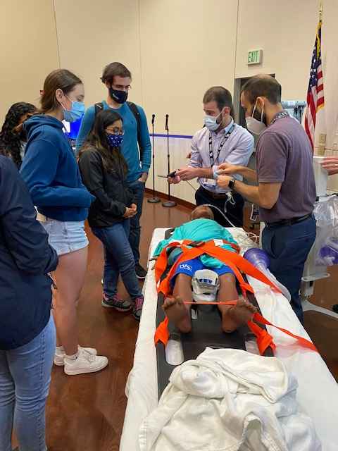 Drs. Mangrola and Henry of @UFPedsResidency teach airway skills to undergraduate students in the @MediGators program in our 'Day in the Life' presentation about pediatric emergency medicine.