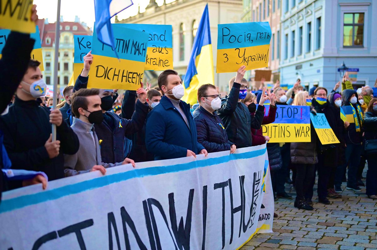 gebhardt_th's tweet photo. Es war gestern überwältigend und berührend zu sehen, wie viele Menschen in Dresden gegen den völkerrechtswidrigen Angriff Putins auf die Ukraine demonstriert und Solidarität gezeigt haben.

#dd2702 #StandWithU #StandWithUkraine 🇺🇦 https://t.co/oXAEskCYp3