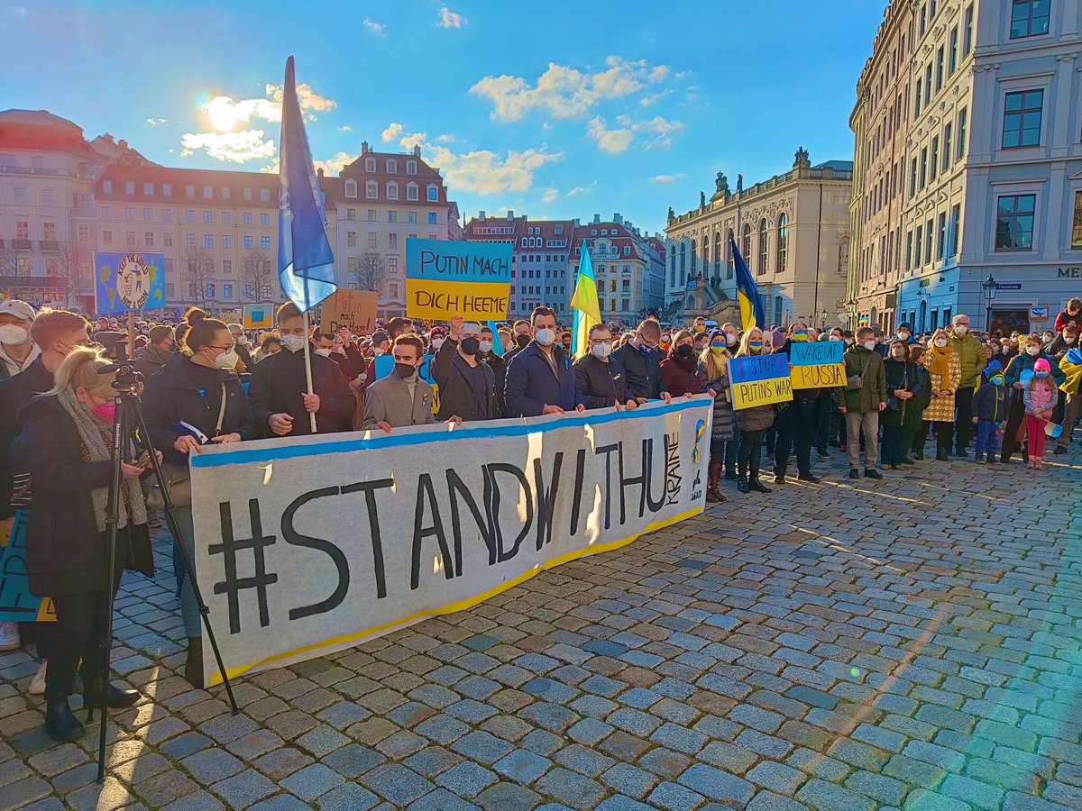 gebhardt_th's tweet photo. Es war gestern überwältigend und berührend zu sehen, wie viele Menschen in Dresden gegen den völkerrechtswidrigen Angriff Putins auf die Ukraine demonstriert und Solidarität gezeigt haben.

#dd2702 #StandWithU #StandWithUkraine 🇺🇦 https://t.co/oXAEskCYp3