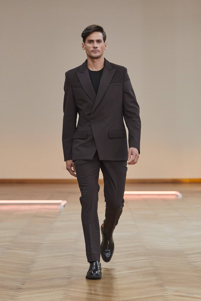 MaleFashTrends's tweet photo. La nueva concepción de la sastrería llega de la mano de #Ramzen desde la semana de la moda de Milán
https://t.co/fDXdgOIEcI #MFMW #FW22 https://t.co/8z78z78Egz