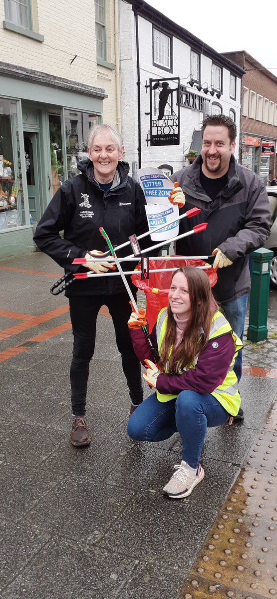 PowysRecycles's tweet photo. We're working in partnership with @Keep_Wales_Tidy &amp; @jdwtweetsuk to make Wales even cleaner &amp; greener.  Thanks to local businesses like JD Wetherspoons' 'The Black Boy' in Newtown for showing pride in place &amp; helping tidy our towns 👍 

#LitterFreeZone 
#CaruCymru 

🏴󠁧󠁢󠁷󠁬󠁳󠁿💚🚯 https://t.co/lqXfmUz1wJ