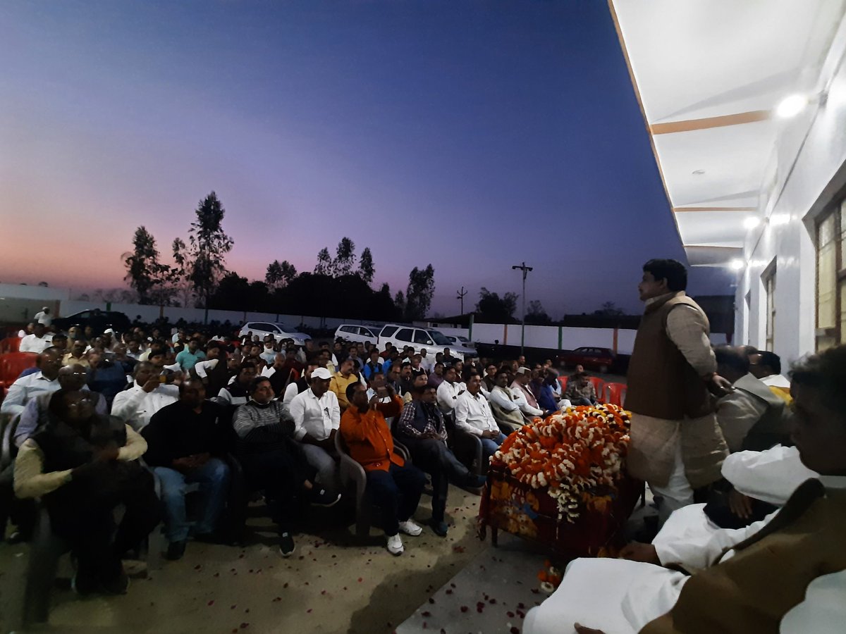 WeWantOnlyOPS's tweet photo. आदरणीय अध्यक्ष डॉ दिनेश चन्द्र शर्मा जी विधानसभा क्षेत्र फेफना जनपद बलिया के साथियों के बीच।अध्यक्ष जी को सुनने के लिए रात में भी डटे रहे शिक्षक साथी ।
@yadavakhilesh 
@DrDCSHARMAUPPSS 
@yadavrakesh475 
@vipinUPPSS 
@UPPSS1921 https://t.co/ASg0Yh7S6L