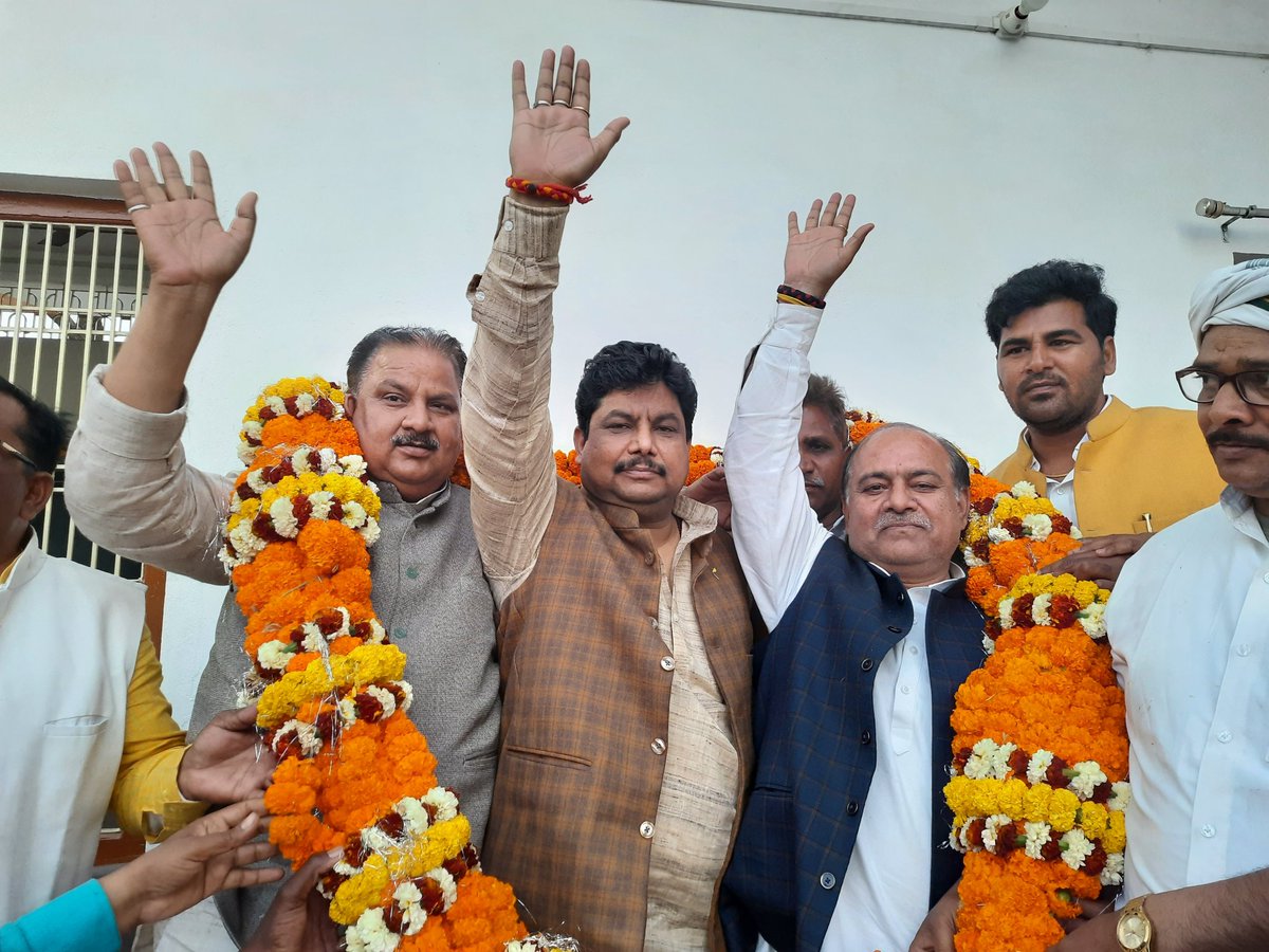 WeWantOnlyOPS's tweet photo. आदरणीय अध्यक्ष डॉ दिनेश चन्द्र शर्मा जी विधानसभा क्षेत्र फेफना जनपद बलिया के साथियों के बीच।अध्यक्ष जी को सुनने के लिए रात में भी डटे रहे शिक्षक साथी ।
@yadavakhilesh 
@DrDCSHARMAUPPSS 
@yadavrakesh475 
@vipinUPPSS 
@UPPSS1921 https://t.co/ASg0Yh7S6L