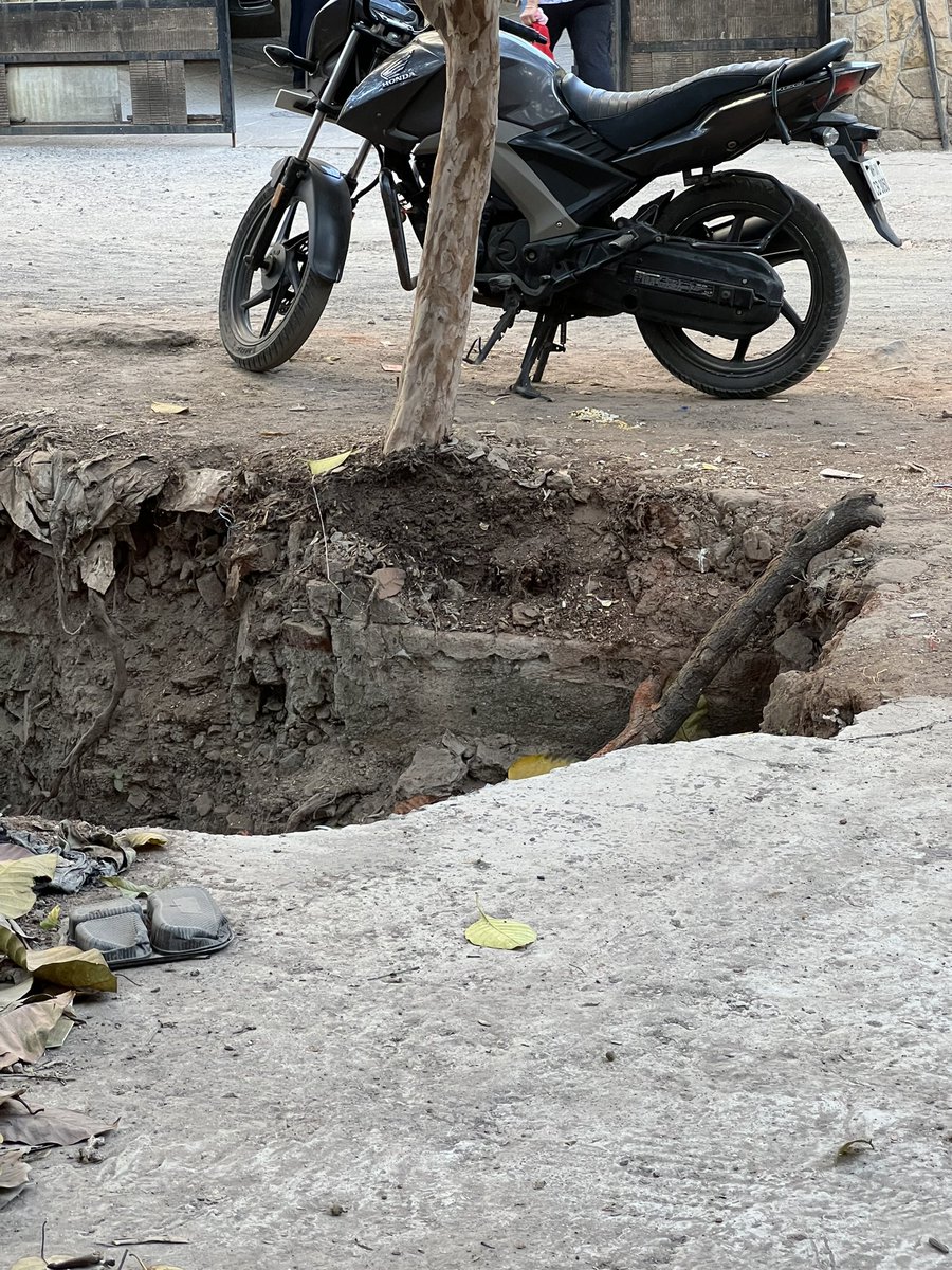 prachi2509's tweet photo. @mybmc there is a big pit dug in Bhandar Gali, Mahim west, in front of a residential society gate - Kedar Society, since July 2021 by G-North BMC office. The work has stopped half way. Our concern is finding parking in the lane is very difficult and unsafe. Pls close the pit! https://t.co/Vbp0nldttN