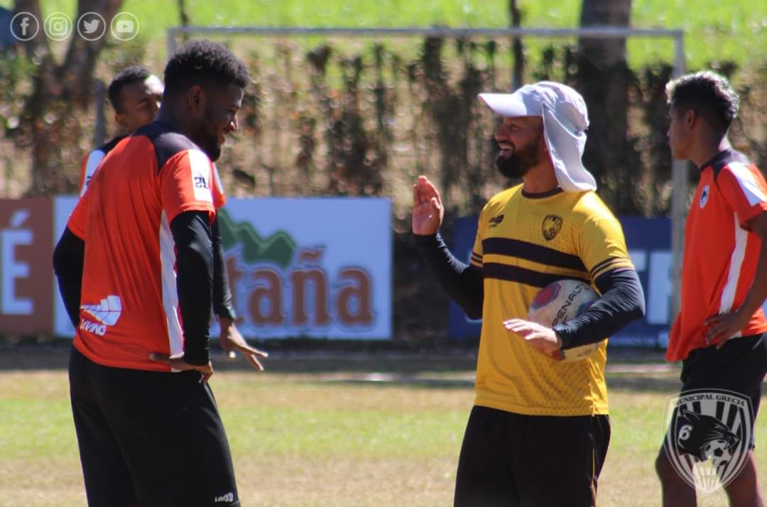 Técnico interino de Grecia, José Araya: "Tenemos ocho bajas, pero no nos  quejamos, vamos para adelante con los jóvenes"