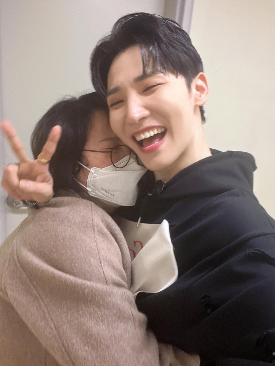 JEONWOONG_'s tweet photo. pero buenooo que lindo por favor con su madre soy una lagrima https://t.co/srtvfRwA95