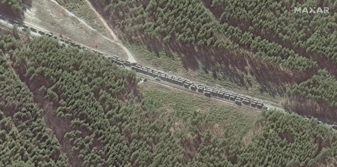 Sahahaber's tweet photo. 💥💥💥

#Kiev'in 35 km kuzeyinde Rus askeri konvoyu.

V/@temmuz1919 https://t.co/yYrblYujnA