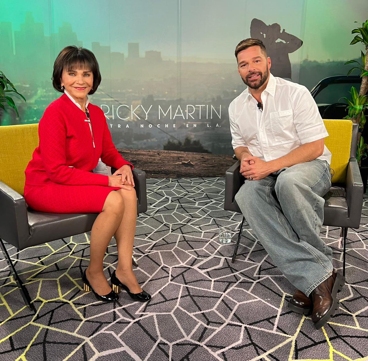 VentaneandoUno's tweet photo. ¡Esta tarde en punto de las 3:00 p.m no se pueden perder la entrevista que le hizo @ChapoyPati al talentoso @ricky_martin! 🤩👏🏼#Ventaneando 

👉 https://t.co/pQpfMmgIkV https://t.co/h0O66GHXsr