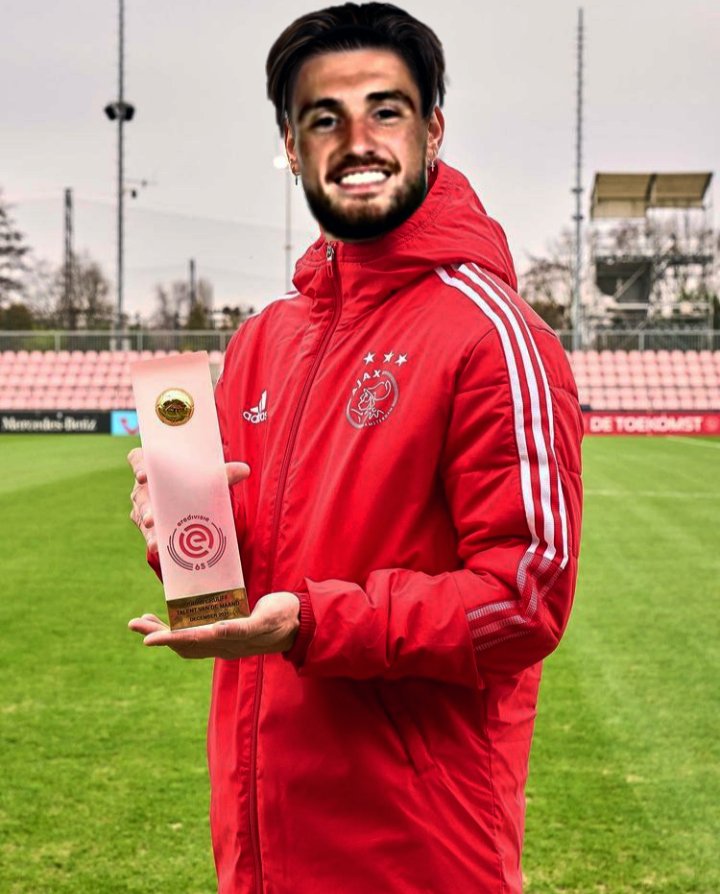 USMNTUF's tweet photo. Felicidades, @UJoeMarquez! Nuestro número 6 es el Jugador del Mes de Febrero. 🏅 https://t.co/aAIYJX1bI5