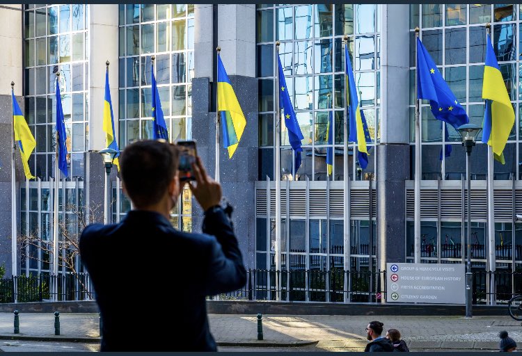 ⚪️ “Bandiere dell’UE e dell’Ucraina issate innanzi al Parlamento europeo a Bruxelles. Domani plenaria straordinaria con @eucopresident, la presidente della Commissione @vonderleyen e HRVP @JosephBorelF dalle 12.30”. @EP_President Metsola 🇪🇺🇺🇦🇪🇺🇺🇦🇪🇺🇺🇦🇪🇺🇺🇦🇪🇺🇺🇦🇪🇺🇺🇦