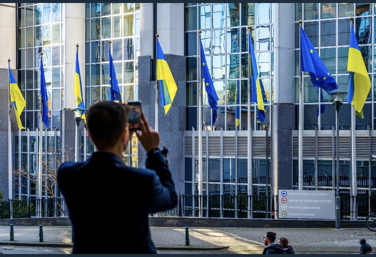 ⚪️ “Bandiere dell’UE e dell’Ucraina issate innanzi al Parlamento europeo a Bruxelles. 

Domani plenaria straordinaria con <a href="/eucopresident/">António Costa</a>, la presidente della Commissione <a href="/vonderleyen/">Ursula von der Leyen</a> e HRVP @JosephBorelF dalle 12.30”. <a href="/EP_President/">Roberta Metsola</a> Metsola 

🇪🇺🇺🇦🇪🇺🇺🇦🇪🇺🇺🇦🇪🇺🇺🇦🇪🇺🇺🇦🇪🇺🇺🇦