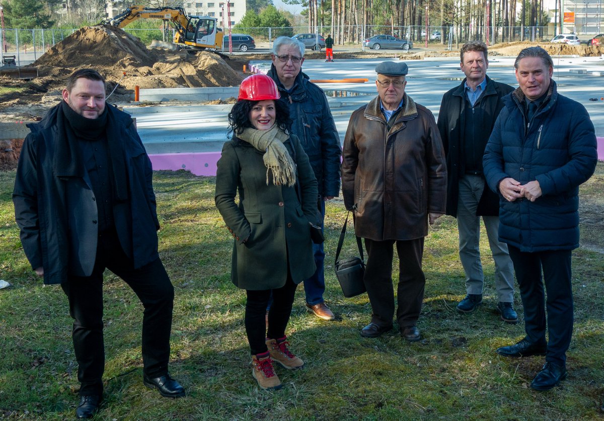 BMWSB_Bund's tweet photo. Neuer Platz für die Kleinsten: Das #BMWSB verbessert mit seiner sozialen #Stadtentwicklung gezielt die Qualität und Infrastruktur von #Wohnquartieren. Ein aktuelles Projekt ist der Hortneubau K17 in Eberswalde, über dessen Fortschritt sich Parl. StS @CanselK heute informierte. https://t.co/2WnLqeJhUk