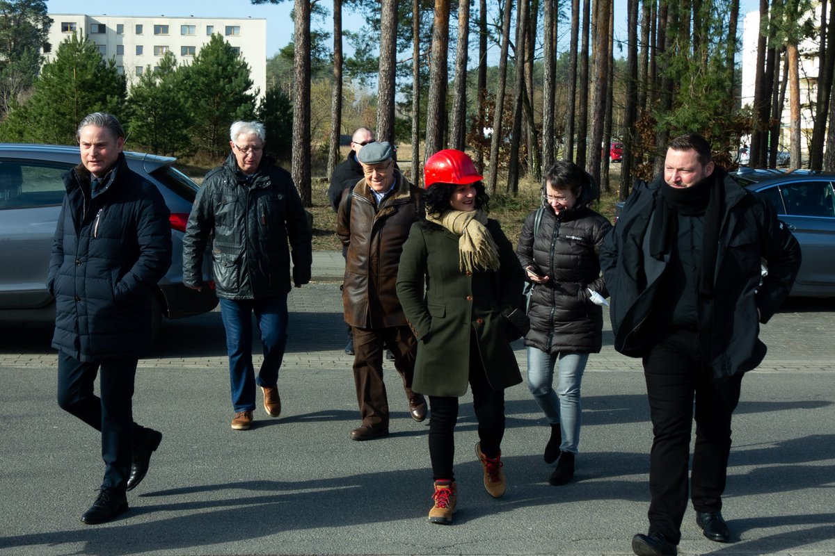 BMWSB_Bund's tweet photo. Neuer Platz für die Kleinsten: Das #BMWSB verbessert mit seiner sozialen #Stadtentwicklung gezielt die Qualität und Infrastruktur von #Wohnquartieren. Ein aktuelles Projekt ist der Hortneubau K17 in Eberswalde, über dessen Fortschritt sich Parl. StS @CanselK heute informierte. https://t.co/2WnLqeJhUk