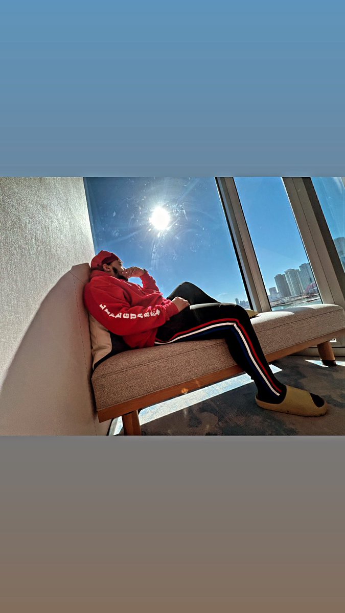 almightyjaychip's tweet photo. Champagne poetry 🥂 https://t.co/ArxwOcv675