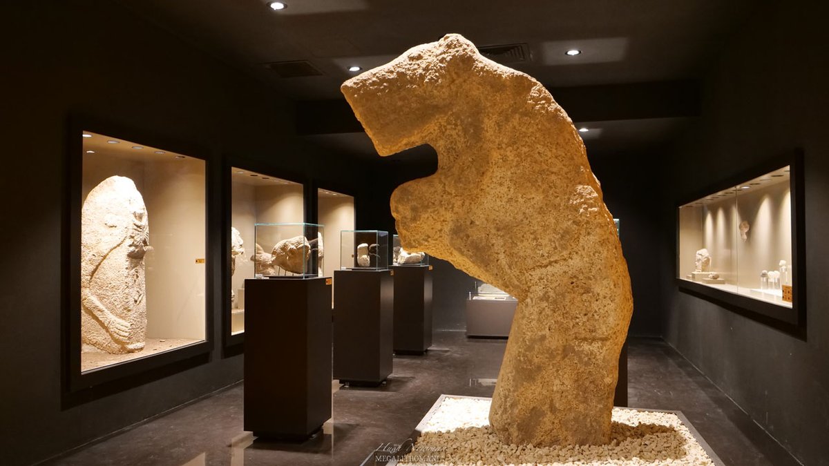 MEGALITHOMANIA's tweet photo. Karahan Tepe statue of human with leopard, found in the main enclosure, now at Sanliurfa Museum, Turkey. Watch video here: https://t.co/NaXFHhgrKR, a 'Top 10' of the finds.
#karahantepe #sanliurfa #ancient #prepotteryneolithic #gobeklitepe #megalithomania #WeirdestThingsIveSeen https://t.co/XKwyuqdGFe