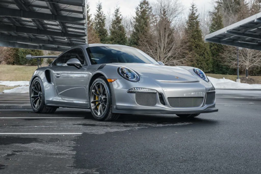 PorscheMarket's tweet photo. This 2016 #Porsche 911 GT3 RS is finished in GT Silver Metallic over a Black and GT Silver alcantara interior and has just under 3k original miles. #PorscheMarketplace

▶️ https://t.co/SWy3SSKpST https://t.co/8beBhaqsJJ