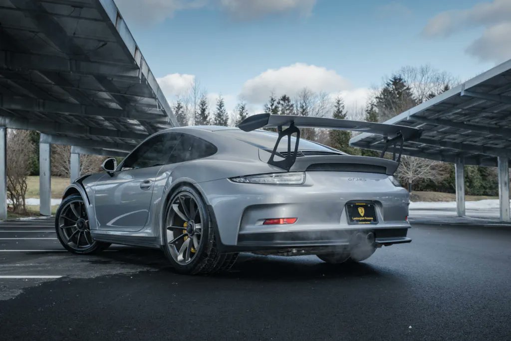 This 2016 #Porsche 911 GT3 RS is finished in GT Silver Metallic over a Black and GT Silver alcantara interior and has just under 3k original miles. #PorscheMarketplace ▶️ porschemarketplace.net/vehicles/2016-…