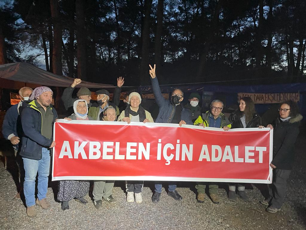 3 yıllık uzun mücadelemiz kızılçamlar için, zeytin ağaçları için, baştankara için, Kocaçay için, biz İkizköylüler  için yaşam mücadelesidir. Yarın keşfe gelecek hakim ve bilirkişi heyetinden tek bir talebimiz var: Bilimin, hukukun, vicdanınızın ışığında #AkbelenİçinAdalet ✌🏿🌿🌲
