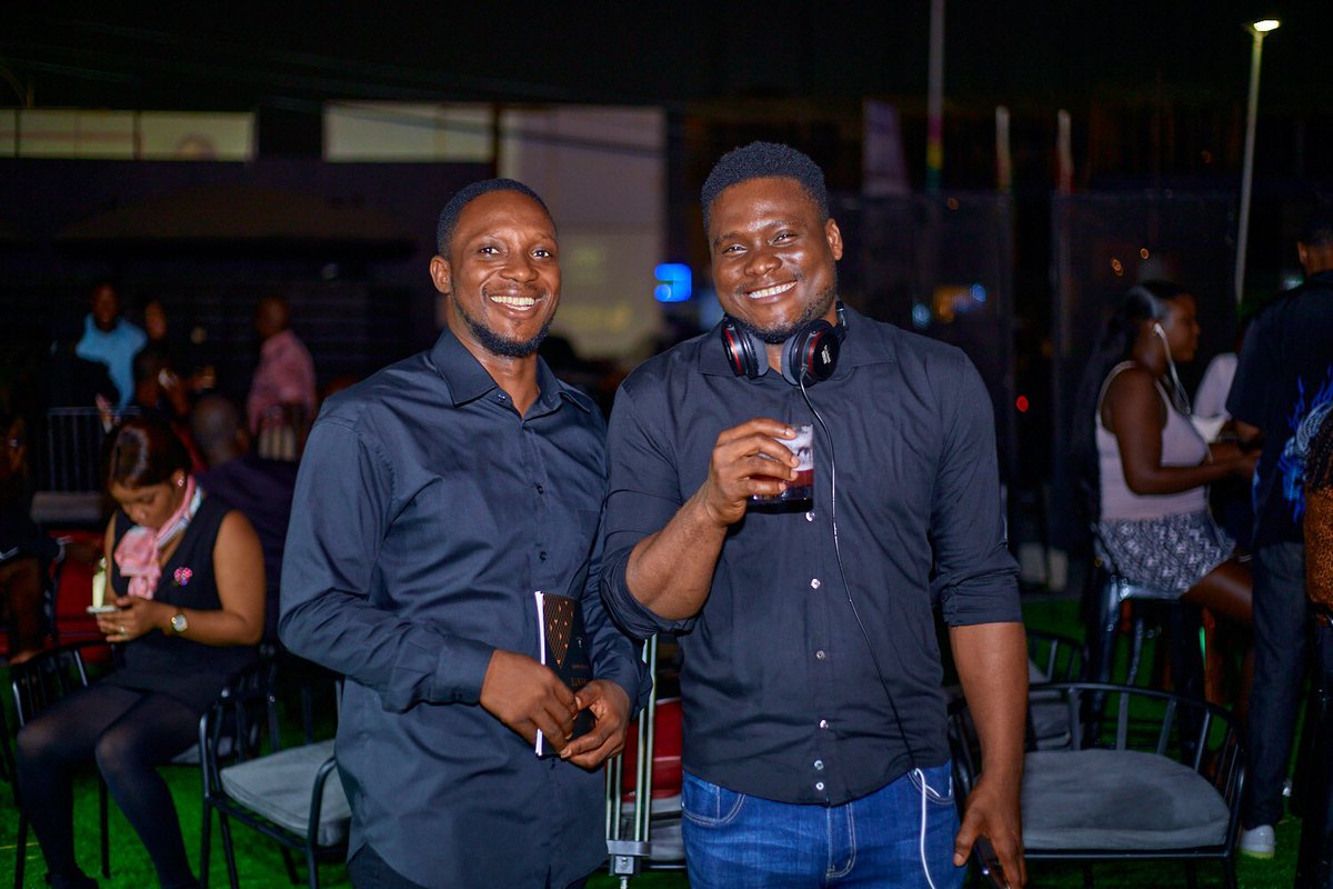 mawusevuvor's tweet photo. Sober Vs when the Cognac kicks in 😅

Dem lock we out but still we’re in da building 🙃 https://t.co/taR17dThFr