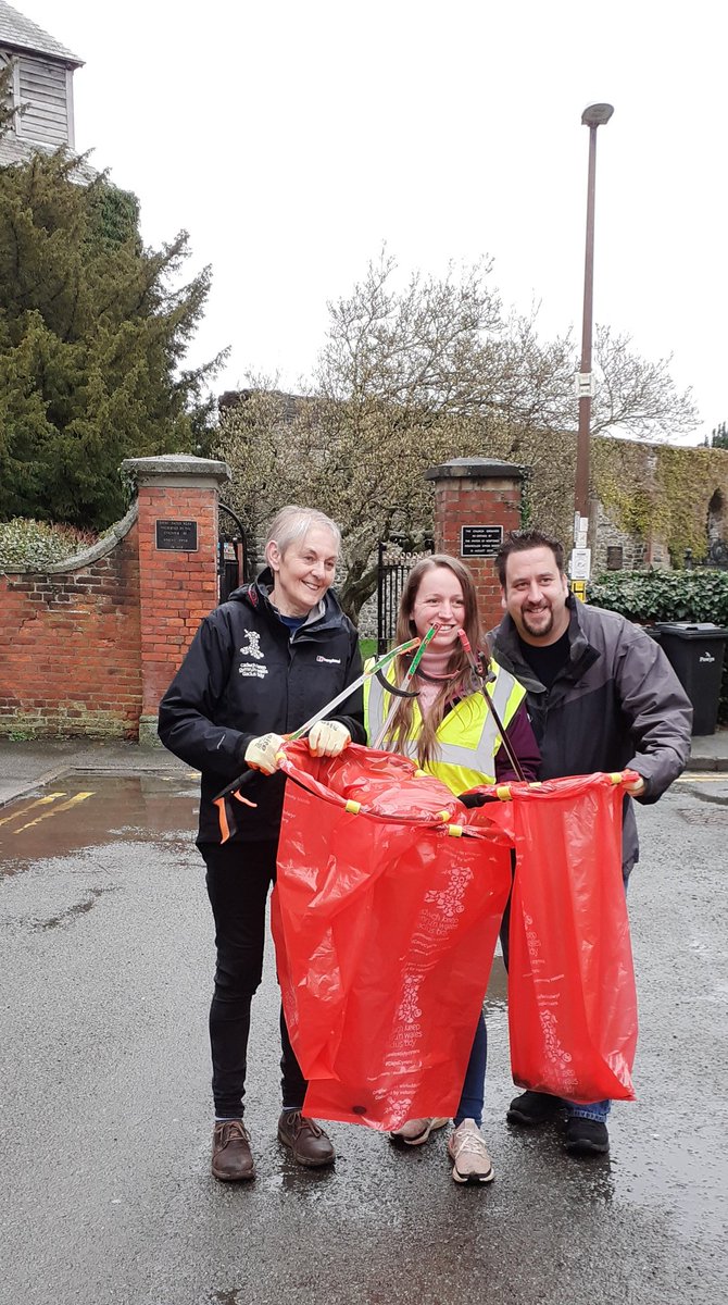 PowysRecycles's tweet photo. Out litter picking round St. Marys Church in Newtown town centre with staff from @jdwtweetsuk as part of the new Litter Free Zone business engagement initiative 👍 

#CaruCymru 

🏴󠁧󠁢󠁷󠁬󠁳󠁿💚🚮 https://t.co/1NMvJxy28z