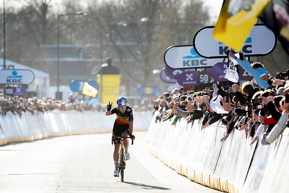 sportfootmag's tweet photo. La "Wout mania" a encore grandi ce samedi après la démonstration du champion de Belgique 🇧🇪 sur le @OmloopHNB. #vanaert #OHN2022 @WoutvanAert https://t.co/qEtZapBAnS https://t.co/3THzOMnnUk