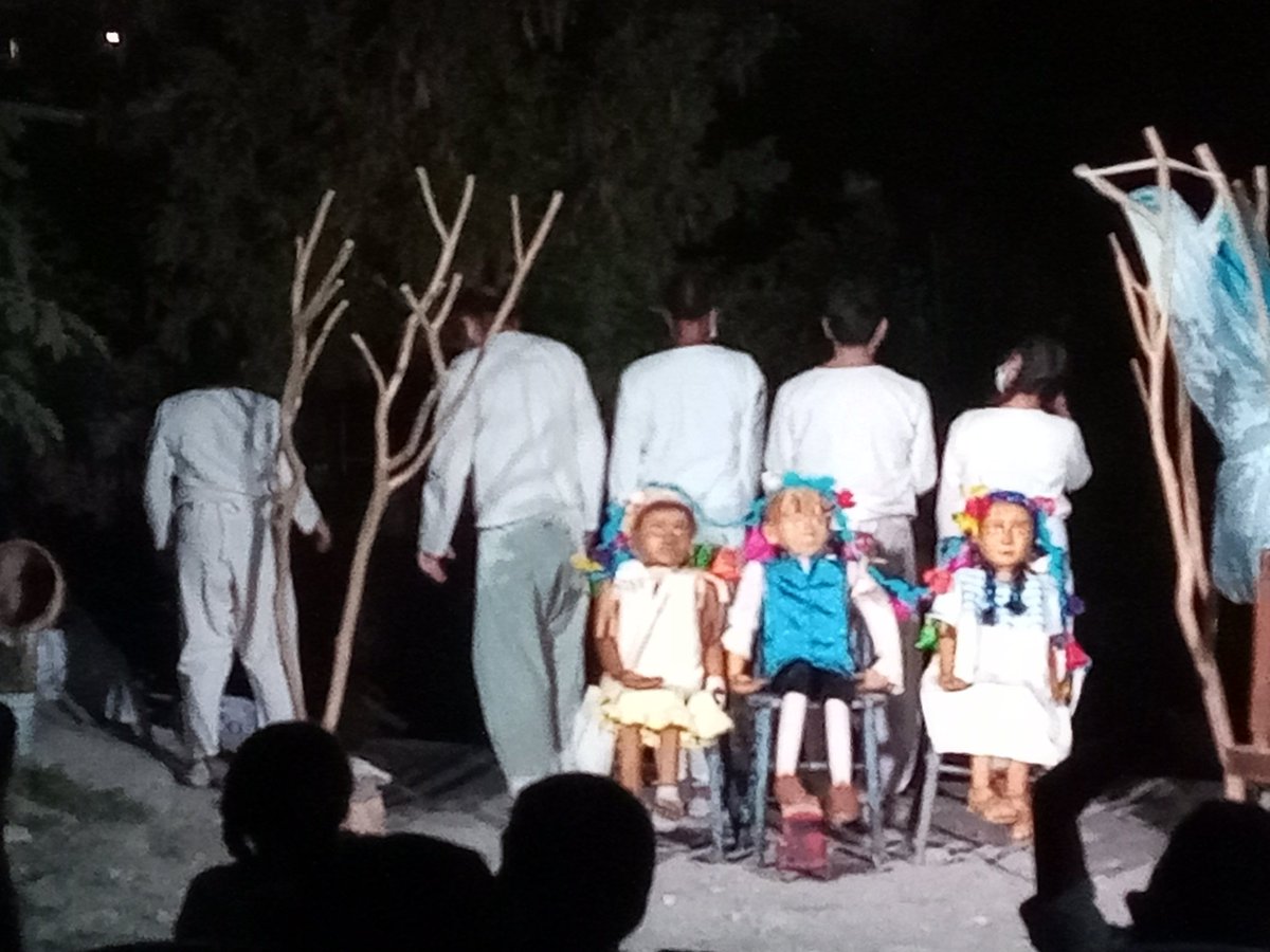 Alexflomen24's tweet photo. Teatro grupo mulato, asi comienza a trabajar el ayuntamiento de Tlatizapán de Zapata Morelos con pueblos indígenas, llevando eventos culturales con mensajes de reflexión sobre la vida de sienpre. Obra: XOCHIMANCAS https://t.co/Vd0cawzFsp