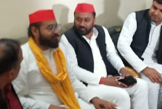 Chandan43700907's tweet photo. आज जनपद मऊ के शानदार प्रत्याशी जनाब #अब्बास_अंसारी जी के साथ उनके जनसमर्थन में चौपाल कर भारी मतों से जिताने की अपील की।

जनता का ये जनादेश,
आ रहे है श्री अखिलेश।

माननीय @yadavakhilesh जिंदाबाद https://t.co/v2eGeyU6cx