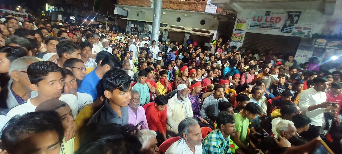 आज जनपद मऊ के शानदार प्रत्याशी जनाब #अब्बास_अंसारी जी के साथ उनके जनसमर्थन में चौपाल कर भारी मतों से जिताने की अपील की।

जनता का ये जनादेश,
आ रहे है श्री अखिलेश।

माननीय <a href="/yadavakhilesh/">Akhilesh Yadav</a> जिंदाबाद