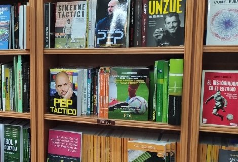 JoaquinGonRo's tweet photo. Que bueno poder ver mi libro en una de las librerías deportivas más importantes de Madrid y España. #ElEntrenamientoRepresentativoenelFutbolBase #LibreriaEstebanSanz #PuertadelSol #Madrid https://t.co/n7CPPo9IpR