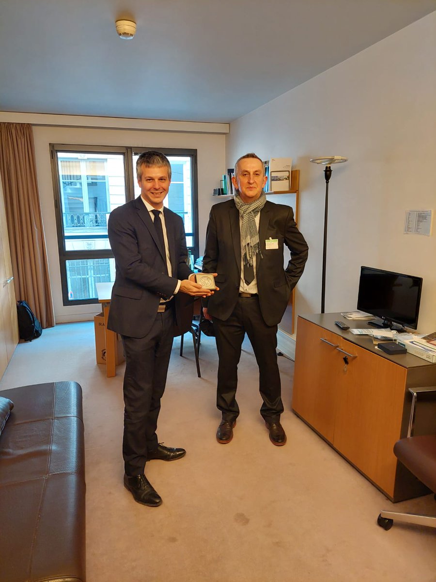 UnionPompiers18's tweet photo. Le bureau @UnionPompiers18 reçu au @Senat @AssembleeNat par @MpRicher @LoicKervran18 🙏
Journée pleine de sens dans ces lieux institutionnels avec ces parlementaires très engagés pour notre corporation 👏👏 @SDIS_18 @PompiersFR https://t.co/qLGVMHp4Ws