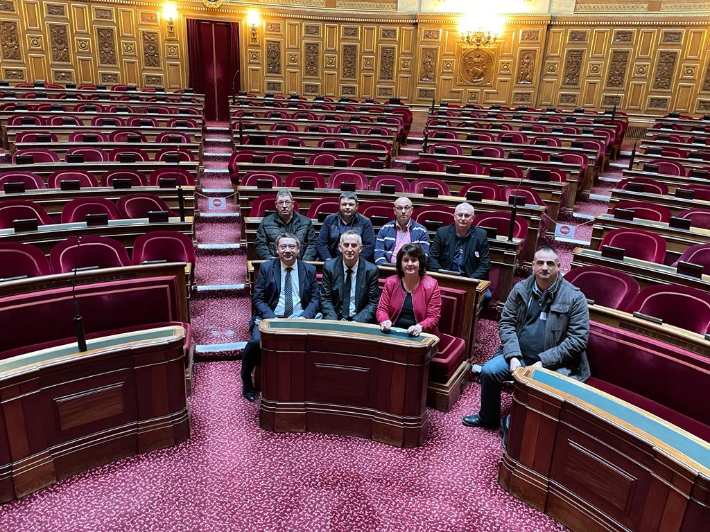 UnionPompiers18's tweet photo. Le bureau @UnionPompiers18 reçu au @Senat @AssembleeNat par @MpRicher @LoicKervran18 🙏
Journée pleine de sens dans ces lieux institutionnels avec ces parlementaires très engagés pour notre corporation 👏👏 @SDIS_18 @PompiersFR https://t.co/qLGVMHp4Ws