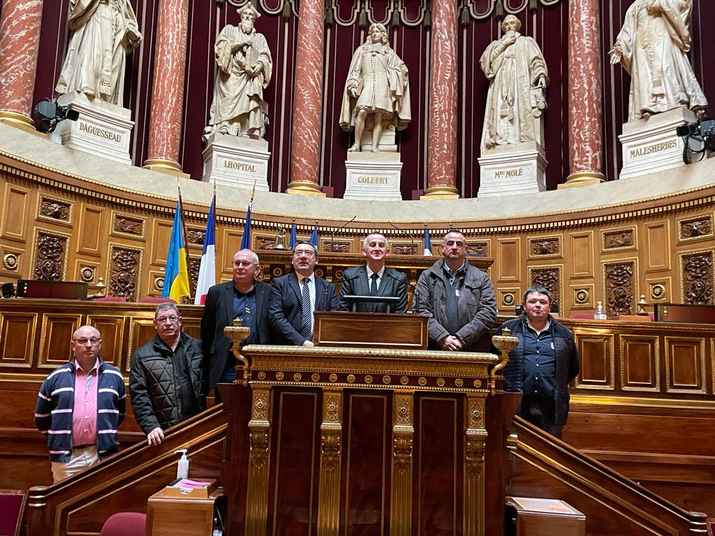 UnionPompiers18's tweet photo. Le bureau @UnionPompiers18 reçu au @Senat @AssembleeNat par @MpRicher @LoicKervran18 🙏
Journée pleine de sens dans ces lieux institutionnels avec ces parlementaires très engagés pour notre corporation 👏👏 @SDIS_18 @PompiersFR https://t.co/qLGVMHp4Ws