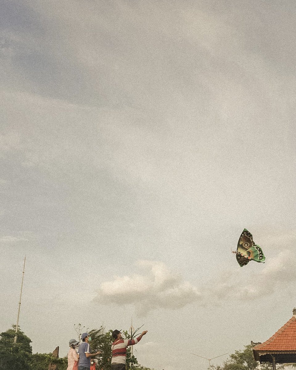 Jalan sore di pantai. Enak, cuaca lagi berawan dan sepi padahal weekend 🏝🕺