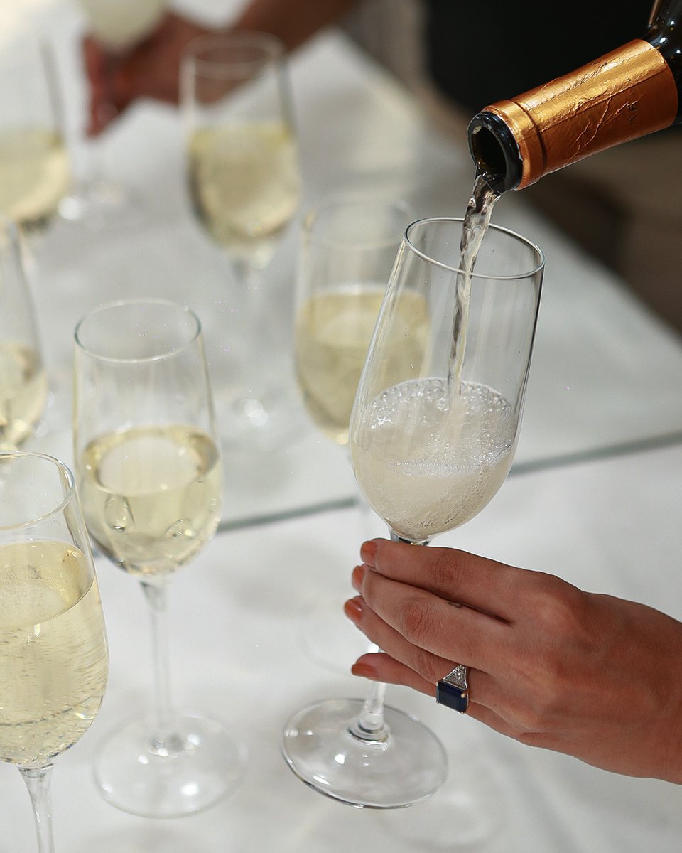 wonderchef's tweet photo. Tonight's forecast📺: 99% chances of bubbles, fizz and some sparkle.🥂✨

🍻𝐁𝐨𝐫𝐦𝐢𝐨𝐥𝐢 𝐆𝐥𝐚𝐬𝐬𝐰𝐚𝐫𝐞 𝐂𝐨𝐥𝐥𝐞𝐜𝐭𝐢𝐨𝐧 - https://t.co/EOHYanmc1n

#DesingYourHappyPlace #champagne #champagneglass #Wonderchef #wonderhome #wonderlife  #dictionary #dictionarypost https://t.co/kfnTYxlcl0