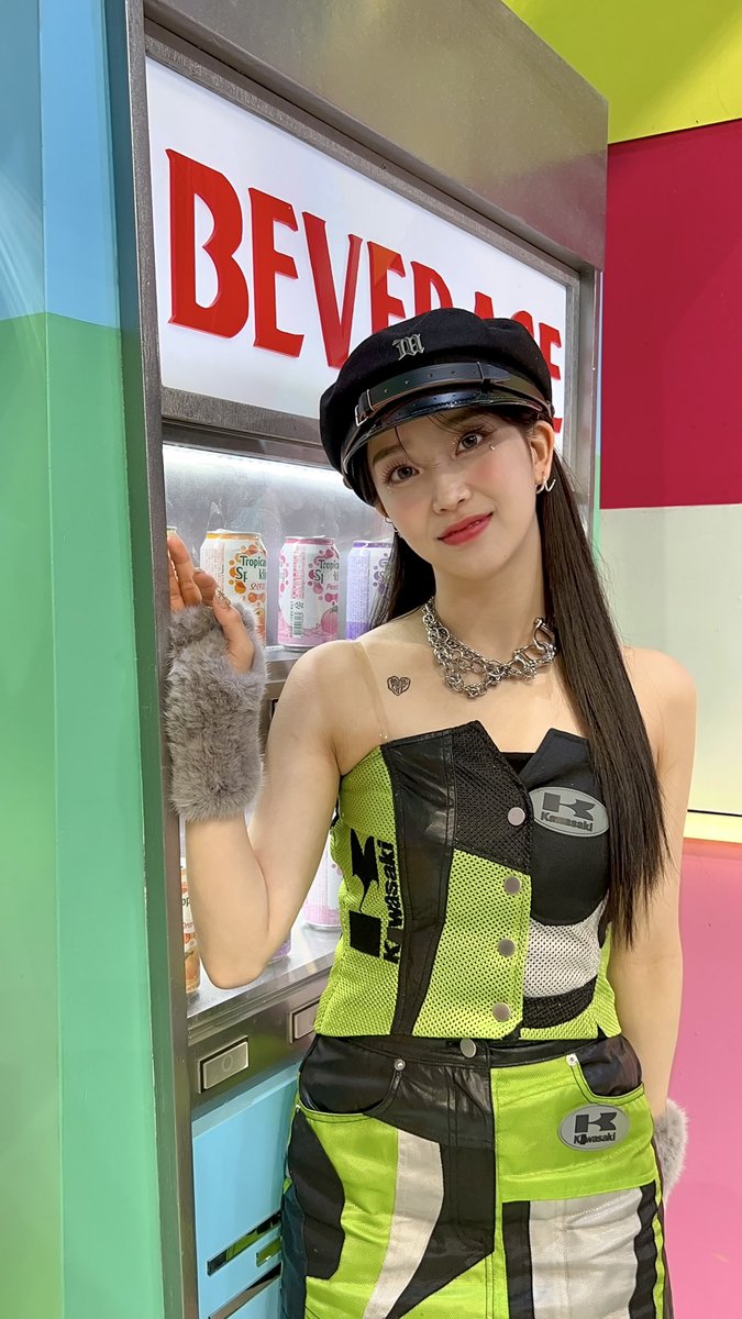 sumimbae's tweet image. I got the good girl faith with a long hair (not slicked back, and not with a white t-shirt). Exactly my style, they said. Would you agree with that, SWITHs?

Picture taken by our beloved Yoon.