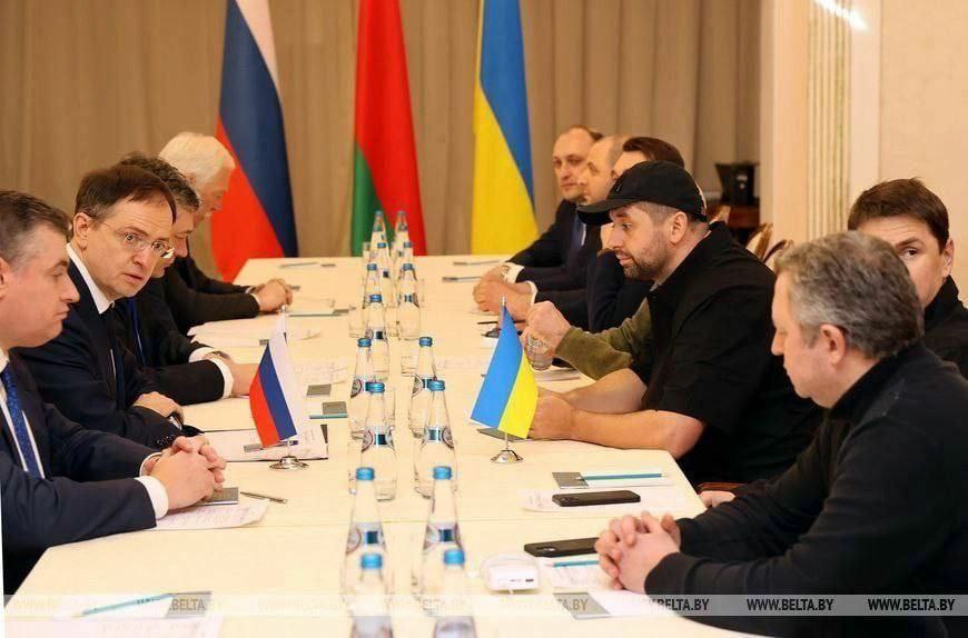 BriMundo22's tweet photo. Um dos negociadores da Ucrânia (usando o boné em uma reunião diplomaticas) exigiu que a Rússia retire suas tropas de Donbass e da Criméia.

Aparentemente a reunião não irá mudar os acontecimentos presentes. https://t.co/oC13PNuTJE