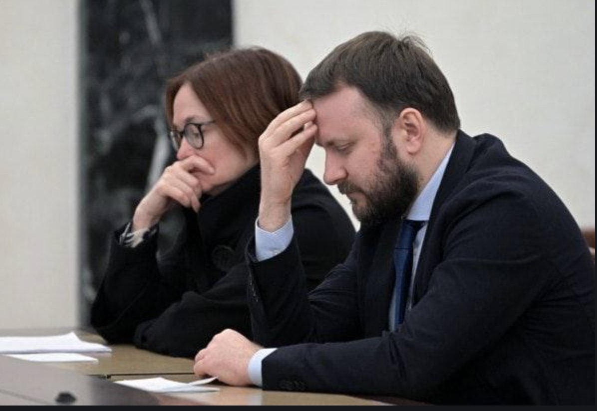 Pani z lewej to szefowa Centralnego Banku Rosji. Pan z prawej to minister finansów Rosji. Słuchają Putina, który 50 m dalej, z drugiego końca stołu, wydaje im rozkaz ratowania gospodarki przed sankcjami Zachodu. Zdjęcie z dziś.